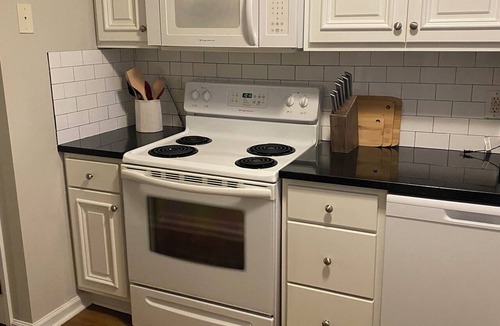 Auburn Condo | Enjoyable 2-bedroom condo walkable to Toomer's and Jordan Hare