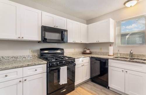 Woodstock House | Entire Townhome with King Bed/Walk to Downtown Woodstock