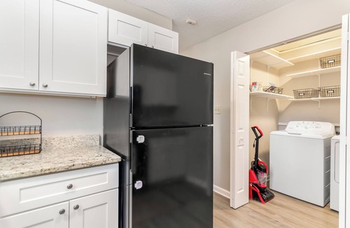 Woodstock House | Entire Townhome with King Bed/Walk to Downtown Woodstock