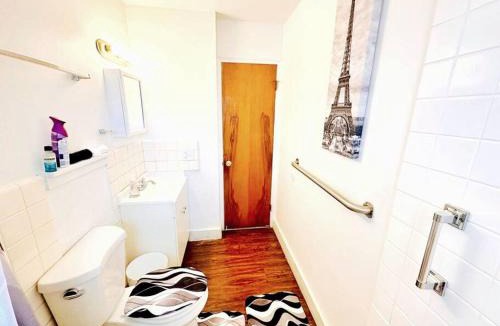Ypsilanti Apartment | *Entire Unit, King Bed* Near Ann Arbor*Workspace*