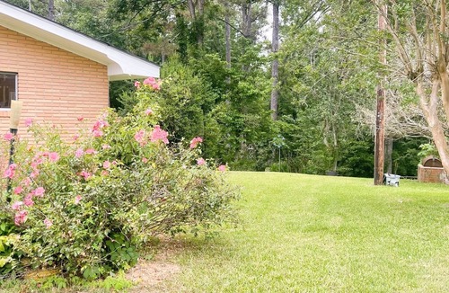 De Kalb House | Escape: Relaxing 3-BR Home near Meridian & Casinos. Spacious, Glassed-in Patio