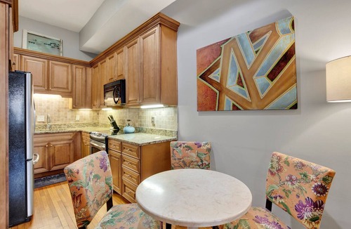 Historic Downtown Savannah Apartment | Escape to Hideaway on Jones | Heated Pool Access