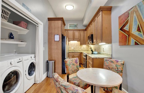 Historic Downtown Savannah Apartment | Escape to Hideaway on Jones | Heated Pool Access