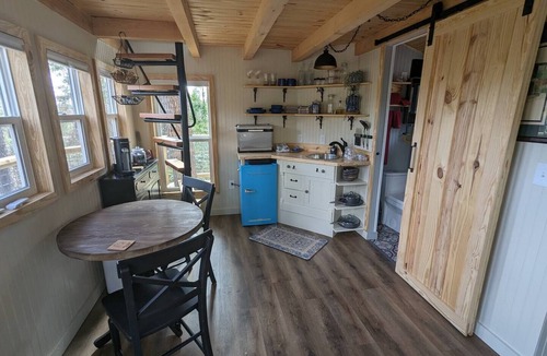 Mount Olive Cabin | Escape to the Canopy: Enchanting Treehouse Retreat in the Heart of Nature