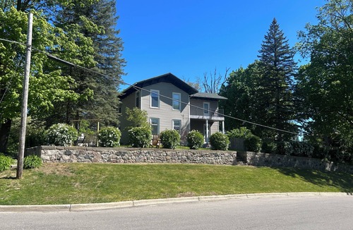 Ionia House | Escape to the Hilltop: Your Family’s Perfect Ionia Getaway.