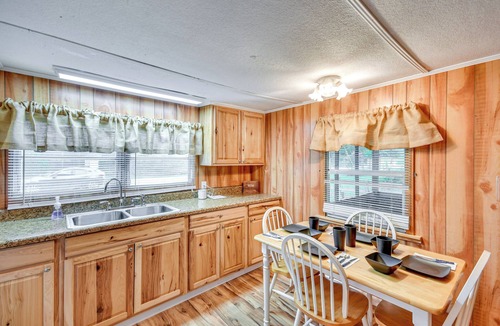 Eufaula Cabin | Eufaula Retreat: Community Pool & Screened Porch!
