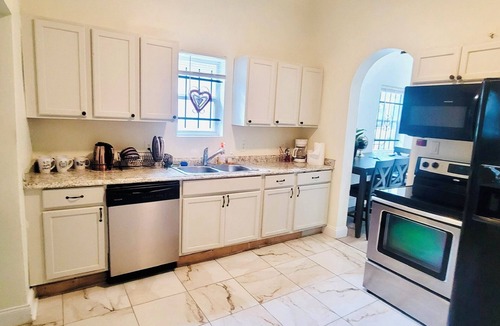 Sports Complex Villa | EverBank Stadium Jaguars Lodging House | Sleeps 17 + | Central Jacksonville