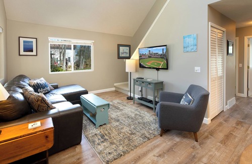 Glen Arbor House | Exceptional 3-bedroom house walking to beach & Glen Arbor, with AC & WIFI