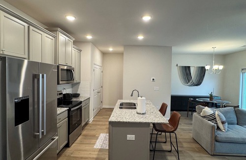 Villa Rica House | Executive 3BR Townhome, Sleeps 6, Near I-20