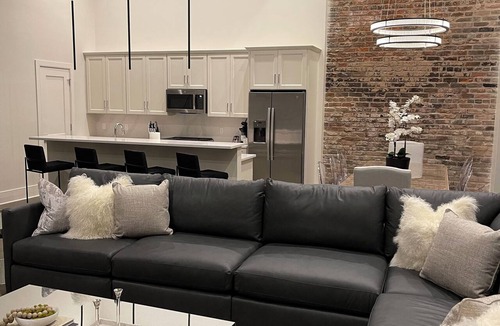 Central Business District Hotel | Experience the Charm of New Orleans CBD: Prime Location, Walkable, and Spacious