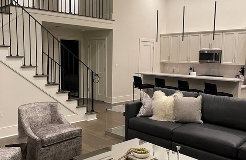Central Business District Hotel | Experience the Charm of New Orleans CBD: Prime Location, Walkable, and Spacious