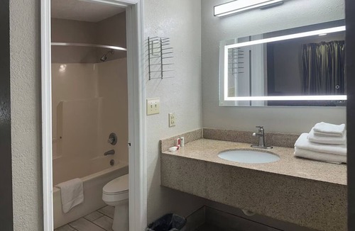 Guntersville Hotel | Explore South Town Civitan Park! Budget-Friendly Stay Close to Hwy 431! 2 Rooms!