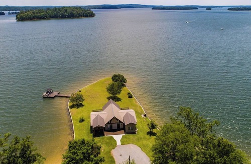 Jacksons' Gap Cabin | Exquisite 3-bedroom cabin with Tanning Dock in Jackson's Gap