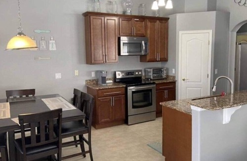 West Stonebridge House | EXQUISITE 4 BEDROOM DISNEY VACATION HOME, FREE POOL HEAT OCTOBER - APRIL!!.
