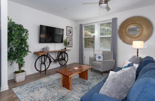 Pelham House | Family Escape with Garage, Pool and Park)