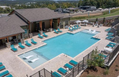 Pelham House | Family Escape with Garage, Pool and Park)