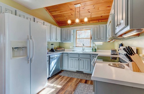 Ellijay Cabin | Family-Friendly Cabin, Fully-Fenced w/ResortAccess