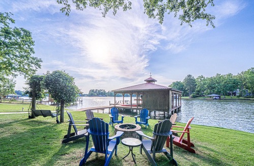 Eatonton House | 🌅 Family-friendly lake front home with EPIC sunset views and bunk room! 🚤🐟