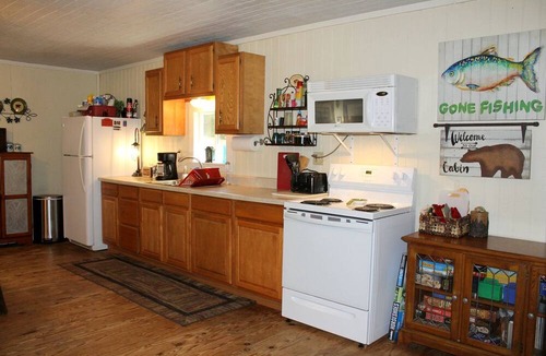 Long Branch Cabin | Family-Friendly Lakeside Cabin Rental with Great Fishing in East Texas