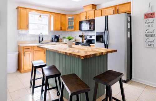 Valdosta House | FAMILY Friendly Sleeps 10 4 Bedrooms King Bed & Pets