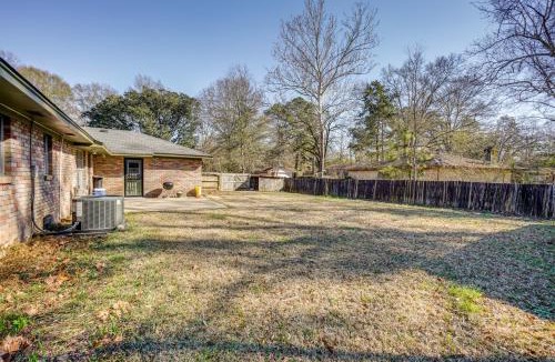 Jackson House | Family Home w/Yard - 5 Mi to Jackson State Campus