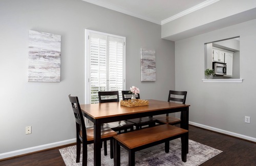 Pelham House | Family Retreat with King/Queen Beds open concept
