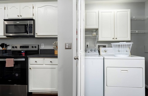 Pelham House | Family Retreat with King/Queen Beds open concept