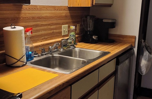 West Riverside Condo | Fantastic 2-bedroom condo with AC in vibrant Uptown New Orleans