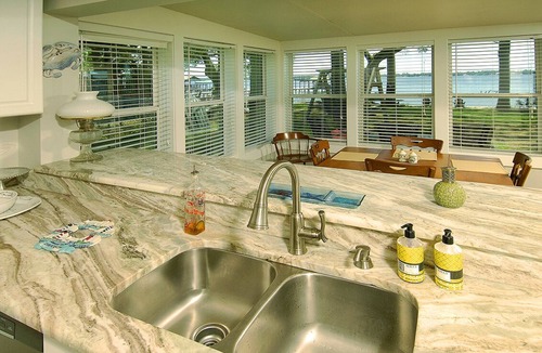 Lillian Cottage | Fantastic Rates! Book Now and Save* Beautiful bay front cottage!