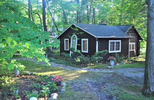 Clam River House | Fantastic Torch Lk Waterfront Cottage A ~Hot Tub- Tennis/pklbl Crt ~ Kayaks-SUP