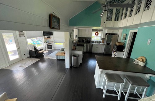 Onsted Cottage | *Faster Horses /Nascar* *Lakefront Cottage/Key West Vibe* Kayaks/Paddle Boat