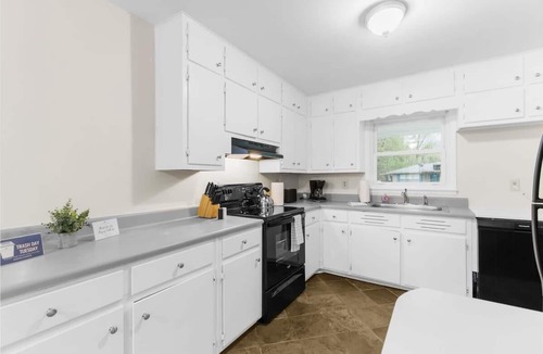 New Castle House | Fenced Yard with Private Pool! Close to Hospital