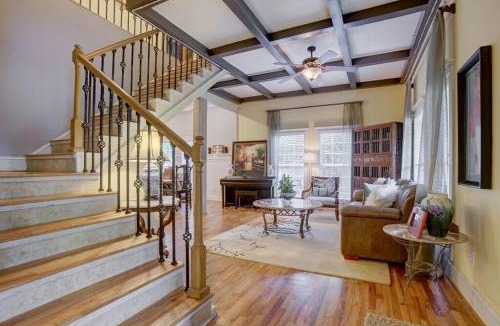 East Side House | FIFA WORLD CUP, Close to Downtown,1000 mbps WIFI,11-Person Swim Spa, 75" TV 4 Movie Nights, Spacious, Walk To Restaurants, Ping Pong