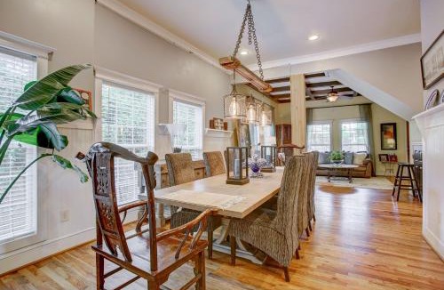 East Side House | FIFA WORLD CUP, Close to Downtown,1000 mbps WIFI,11-Person Swim Spa, 75" TV 4 Movie Nights, Spacious, Walk To Restaurants, Ping Pong