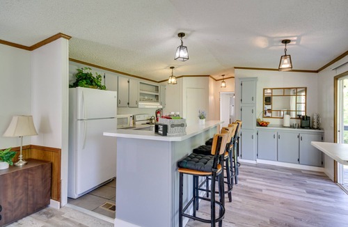 Newhebron House | Fire Pit + Deck: Peaceful Silver Creek Retreat