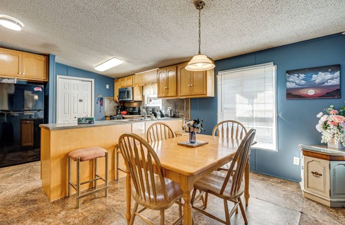Mountville House | Fire Pit & Deck: Pet-Friendly Luthersville Home!