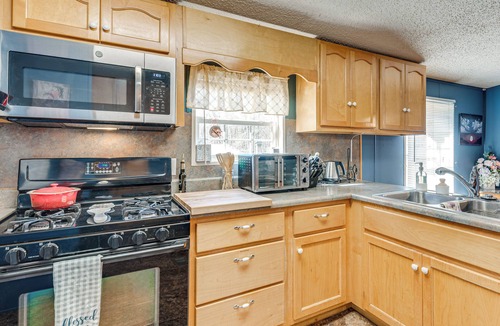Mountville House | Fire Pit & Deck: Pet-Friendly Luthersville Home!