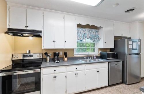 Gunter Afs House | Firepit & Patio- Mins to Dining- The Vaughnique