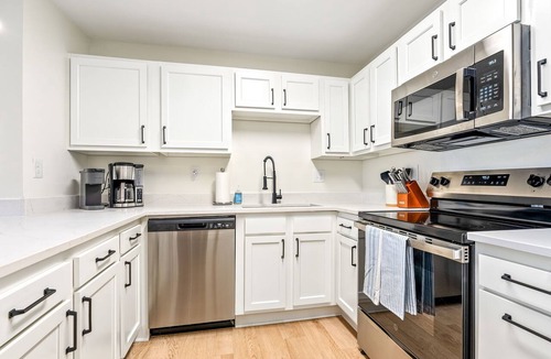 Auburn Condo | First Floor 3 BR Condo ~ Newly Renovated, Sleeps 8