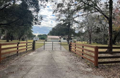 Palatka House | Fishermans, Fenced 3 BR, concrete safe boat parking near Bostwick boat ramp!