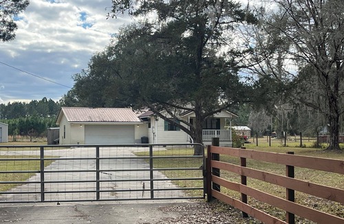 Palatka House | Fishermans, Fenced 3 BR, concrete safe boat parking near Bostwick boat ramp!