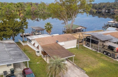 Satsuma House | Fisherman’s Paradise located on the St Johns River, minutes away from the beach