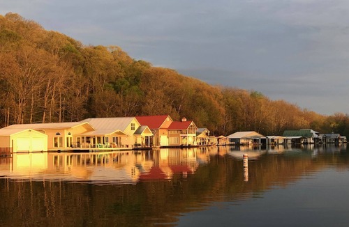 Parsons Apartment | Floating House on Tennessee River