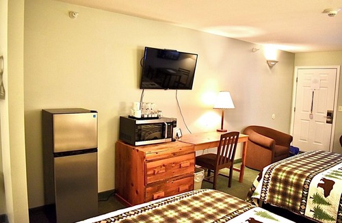 Bellaire Hotel | Footsteps from 4 seasons of fun.