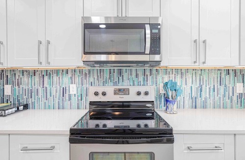 Fort Walton Beach House | Fort Walton’s Haus22 | Beach Vibes and Backyard