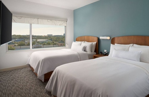 Williamsburg Hotel | Four Amazing Accommodations Near Orlando Theme Parks | Pool + Pets Allowed