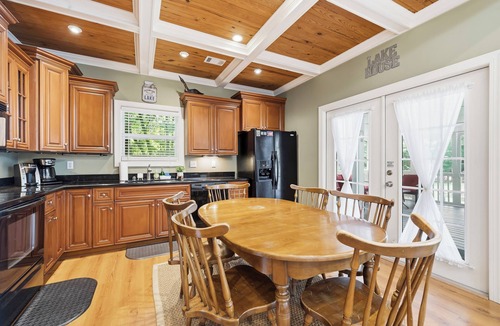 Milledgeville House | Fox Glove Retreat, Sleeps 9, Waterfront, Kayaks, Firepit + MORE!