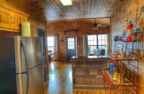 Bruno Cabin | Foxcroft Buffalo River Log Cabin: Cozy & Secluded w Mountain View 3 min to BNR
