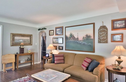 Frankenmuth House | Frankenmuth Dawdy Haus with Hot Tub and Massage Chair- 2 blocks from main street