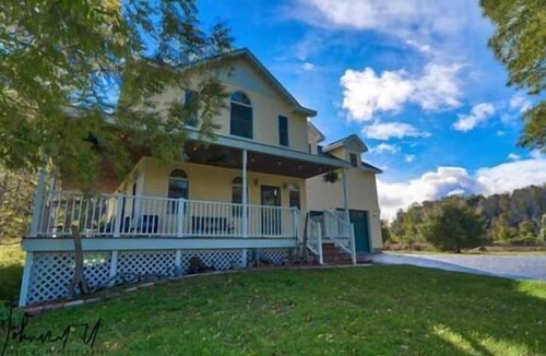 Frankfort House | Frankfort Farmhouse - PickleBARn